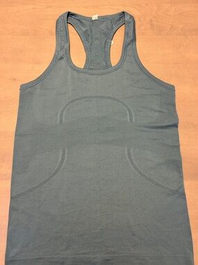 Lulu swiftly tank, retired slate blue color, size 6